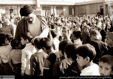 الف‌،باء، دانایی | حضور در دبستان محمدیه در جنوب شهر تهران به مناسبت آغاز سال تحصیلی، 1 مهر 1365