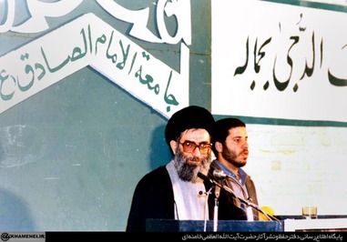 دانش‌گاه | حضور در مراسم میلاد پیامبر اکرم (ص) و امام جعفر صادق (ع) و پایان هفته وحدت در دانشگاه امام صادق(ع‌)، 28 آبان 1365
