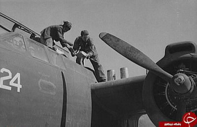 خلبان انگلیسی با کمک کودک ایرانی تجهیزاتی را از داخل هواپیما خارج می کند. سال 1943