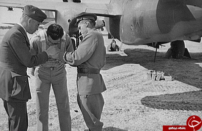 سه خلبان ارتش متفقین در کنار هواپیمای جنگی پیش از پرواز به سمت شوروی
