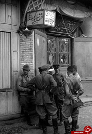 سربازان شوروی در بیرون تنها هتل شهر قزوین در حال گفتگو