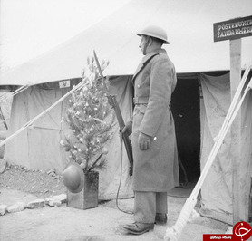 سرباز ارتش متفقین در حال پاسبانی در کمپ پناهجویان لهستانی در تهران