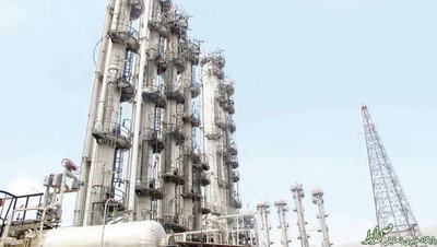 بخشی از تاسیسات اب سنگین اراک و دودکش خروجی گازهای زائد