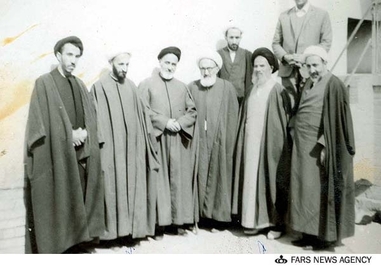 آیت الله ابوالقاسم خزعلی درکنار آیت الله سیدحسین بدلا وبرخی فضلای حوزه علمیه قم در جوانی