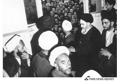  آیت الله ابوالقاسم خزعلی درکنار امام خمینی پس از آزادی ایشان از حبس و حصر 1343