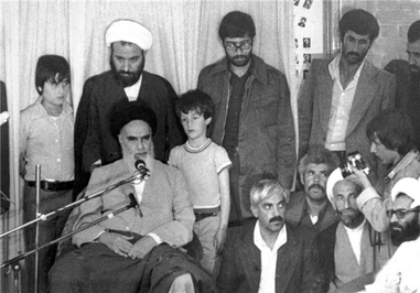 

آیت الله ابوالقاسم خزعلی درکنار امام خمینی در یکی از سخنرانی های ایشان در مدرسه فیضیه قم 1358
