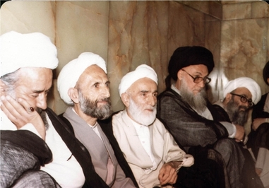 آیت الله ابوالقاسم خزعلی به اتفاق آیات:محمدتقی فلسفی،شیخ حسن سعید وشیخ نصرالله شاه آبادی در مراسم ترحیم شهید آیت الله حاج شیخ قاسم اسلامی 1358