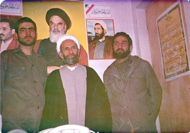 آیت الله ابوالقاسم خزعلی درکناردو تن از پاسداران انقلاب اسلامی