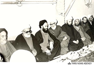 آیت الله ابوالقاسم خزعلی به اتفاق جمعی از فضلای حوزه علمیه قم در کنار علامه سید محمدحسین طباطبایی