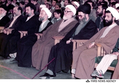 آیت الله ابوالقاسم خزعلی در کناررهبر معظم انقلاب دریکی از مراسم افتتاحیه مسابقات حفظ و قرائت قرآن کریم درحسینیه ارشاد 1336