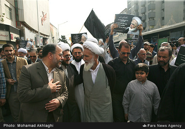 آیت‌الله محی‌الدین حائری شیرازی عضو مجلس خبرگان و حسینعلی امیری، قائم مقام وزیر کشور