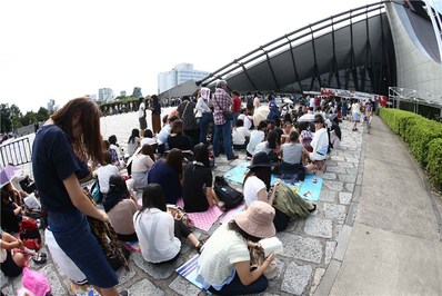 انتظار تماشاگران ژاپنی برای آغاز جدال قدرت های والیبال در توکیو