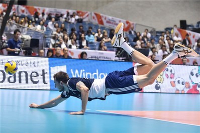 کورک و سایر بازیکنان لهستان که برای پیروزی مقابل آمریکا برای هر توپ جنگیدند