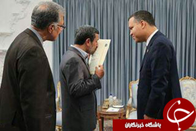 بوسه بر استوارنامه سفیر ونزوئلا