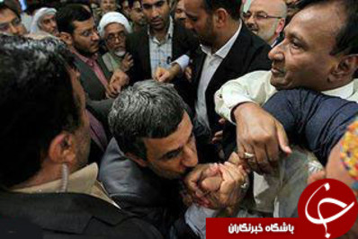 بوسه بر دستان مهمان خارجی مراسن ارتحال امام(ره)