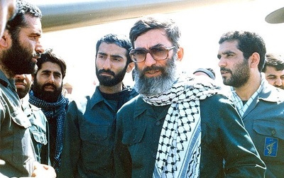 رهبر معظم انقلاب در کنار رزمندگان