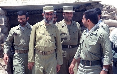 رهبر معظم انقلاب در کنار رزمندگان