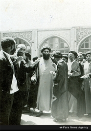 2- مرحوم سلطان الواعظین شیرازی در حاشیه یکی از سفرهای تبلیغی خویش