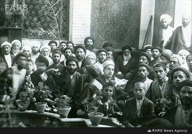 3-مرحوم سلطان الواعظین شیرازی در کنار آیت الله سید محمد بهبهانی وبرخی اهل منبر تهران درمنزل ایشان