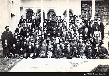 8- مرحوم سلطانالواعظین شیرازی در کنار برخی علما  و اهل منبر اصفهان