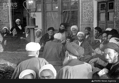 9- مرحوم سلطان الواعظین شیرازی در یکی از مراسم اعیاد مذهبی در مدرسه مروی تهران