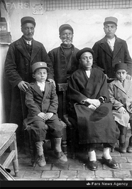 شهید آیت‌الله سید محمدعلی قاضی طباطبایی در کنار برخی اعضای خانواده در دوران نوجوانی