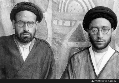 شهید آیت‌الله سید محمدعلی قاضی طباطبایی در کنار برادرش در سنین جوانی