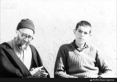 شهید آیت الله سید محمدعلی قاضی طباطبایی درکنار یکی از فرزندانش درتبعید گاه بافت کرمان