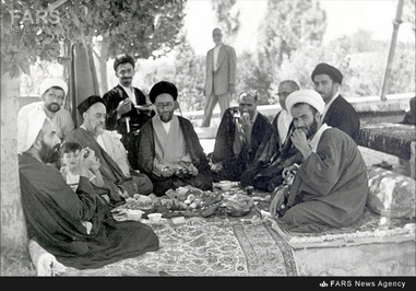 شهید آیت الله سید محمدعلی قاضی طباطبایی در کنار علامه سید محمد حسین طباطبایی و تنی چند از اقوام در تبریز