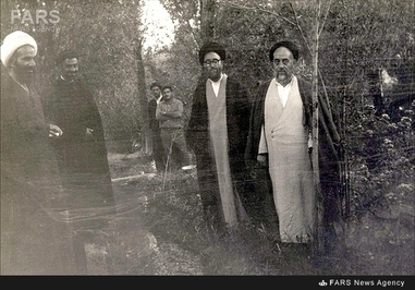 شهید آیت الله سید محمدعلی قاضی طباطبایی در کنار علامه سید محمدحسین طباطبایی و تنی چند از اقوام در تبریز