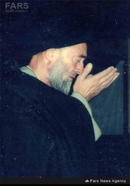 شهید آیت الله سید محمدعلی قاضی طباطبایی در حال اقامه نماز