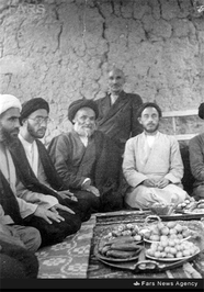 شهید آیت‌الله سید محمدعلی‌قاضی طباطبایی در کنار عالم عارف، مرحوم آیت‌الله سید محمدحسن الهی و تنی چند از روحانیون تبریز در دوران جوانی