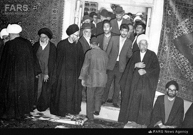 شهید آیت‌الله سید محمدعلی قاضی طباطبایی در کنار آیت‌الله سید محمدعلی انگجی در یکی از مراسم ـ مسجد مقبره در تبریز