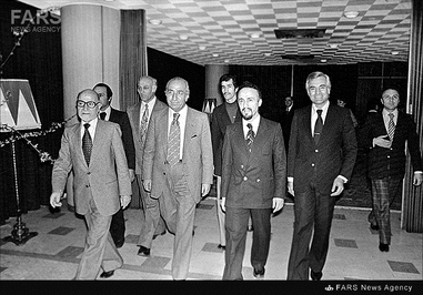 2- مهدی بازرگان، حسن نزیه، هاشم صباغیان و عباس امیر انتظام در آغازین روزهای فعالیت دولت موقت