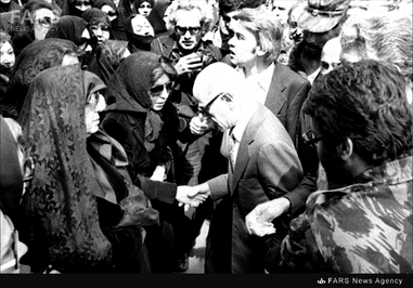 3-مهدی بازرگان در حال دست دادن با بانوان در حاشیه یکی از مراسم