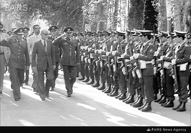 4- مهدی بازرگان در یکی از بازدیدهای خود از دانشکده افسری تهران