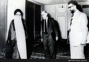 5- مهدی بازرگان و ابراهیم یزدی در دیدار با آیت الله سیدکاظم شریعتمداری درقم