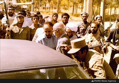 7- مهدی بازرگان درحاشیه سفربه کردستان در دوران ناآرامی های این منطقه