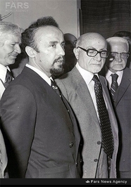 8- مهدی بازرگان، یدالله سحابی و هاشم صباغیان در حاشیه یکی از جلسات هیات دولت