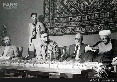 11- مهدی بازرگان به اتفاق برخی اعضای دولت موقت در حاشیه یکی از پیامهای تلویزیونی. در تصویر محمد مجتهد شبستری نیز دیده می شود