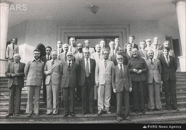 12-عکس یادگاری اعضای دولت موقت در پایان کار