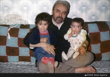 2- حبیب‌الله عسگر اولادی در کنار فرزندانش