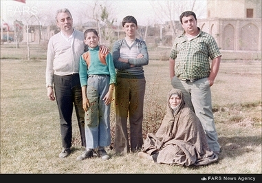 3-حبیب‌الله عسگر اولادی در کنار همسر و فرزندانش