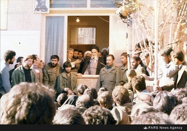 4.حبیب‌الله عسگر اولادی در کنار امام خمینی در یکی از دیدارهای ایشان در قم -1358