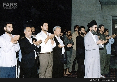 6.حبیب‌الله عسگر اولادی و مرحوم حبیب الله شفیق در اقتدا به آیت الله خامنه‌ای -1365