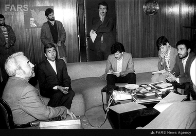 7- حبیب‌الله عسگر اولادی در یکی از کنفرانس‌های خبری خود در دوران تصدی وزارت بازرگانی