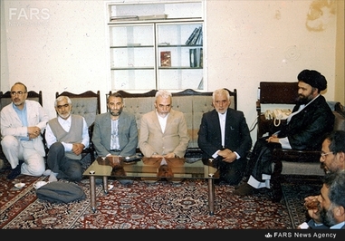 8- حبیب‌الله عسگر اولادی و اعضای شورای مرکزی کمیته امداد امام خمینی در دیدار با مرحوم حاج سید احمد خمینی