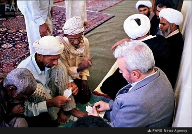 9- حبیب‌الله عسگراولادی در حال رسیدگی به نامه‌ها و وضعیت محرومین منطقه کردستان