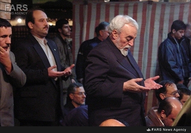 11- حبیب‌الله عسگراولادی در پایان یکی از روضه‌های دهه‌گی جمعیت موتلفه اسلامی