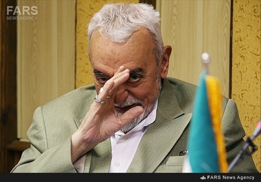 12- حبیب‌الله عسگراولادی در پایان یکی از کنفرانس‌های خبری خود در دفتر جمعیت موتلفه اسلامی